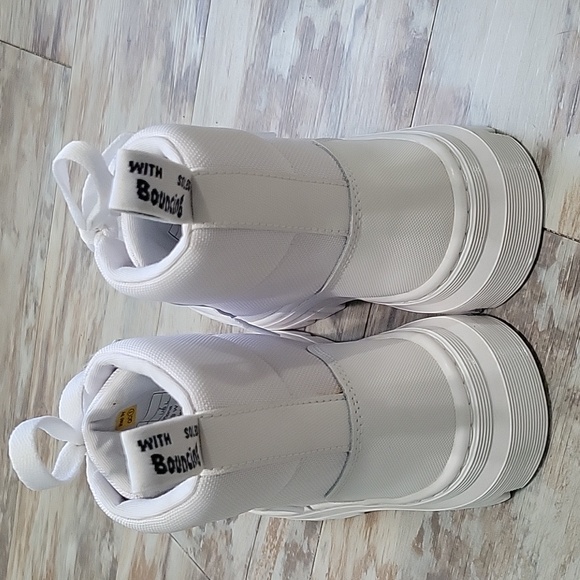 Dr. MARTENS Size 7 Women's White Lace Up Boots with Sole Bounce - Picture 3 of 12